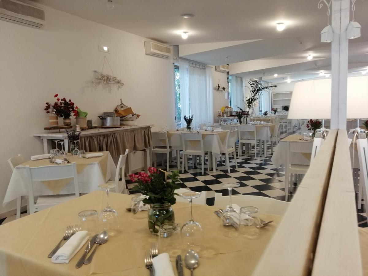Hotel Petit Silvi Marina Esterno foto